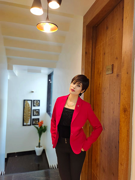 Dr Neelam Ahirwar<br />
CEO & Founder<br />
SkinSenz Anti Aging Clinic